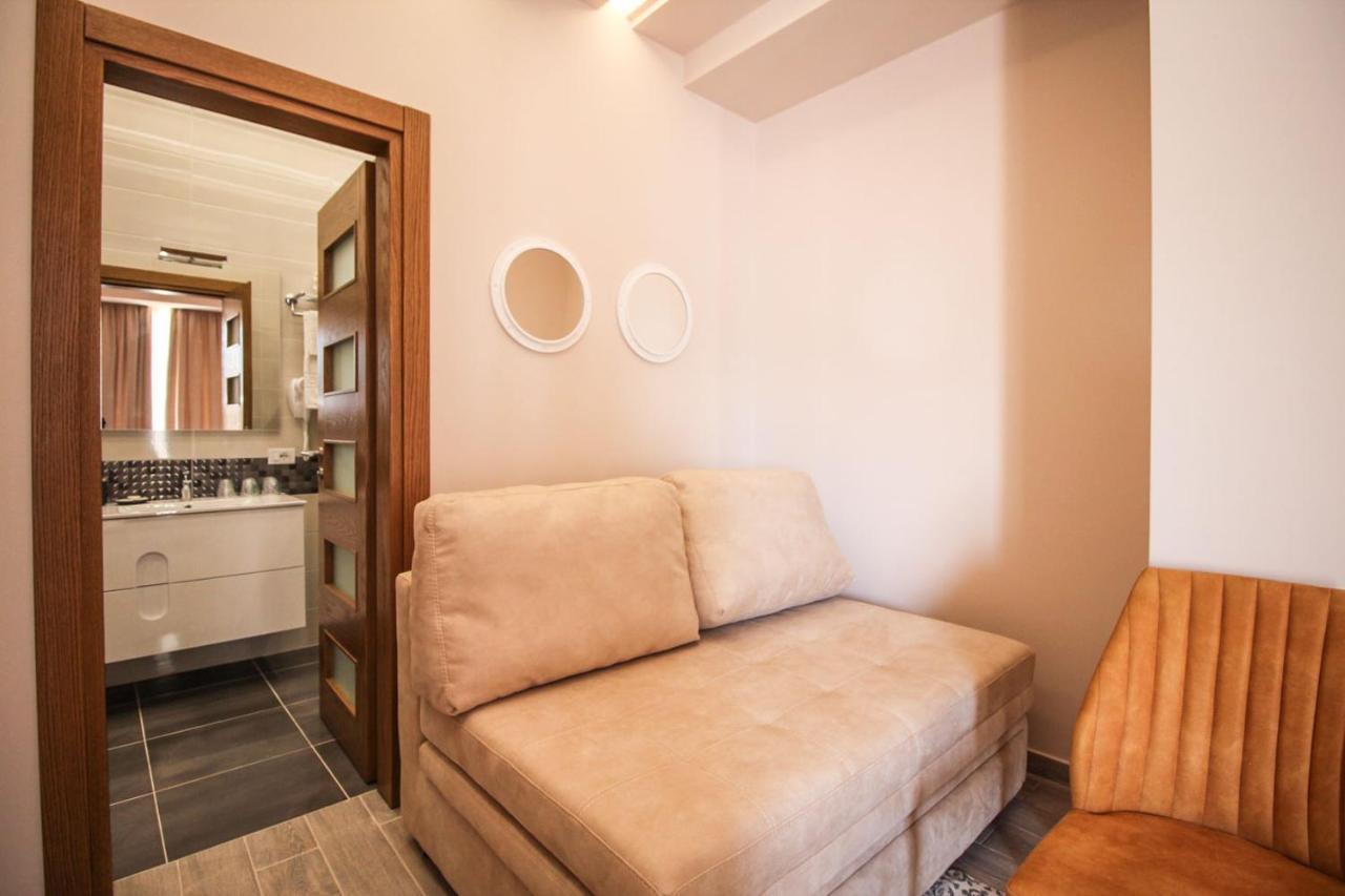 Hotel Kristera Vlore Ngoại thất bức ảnh
